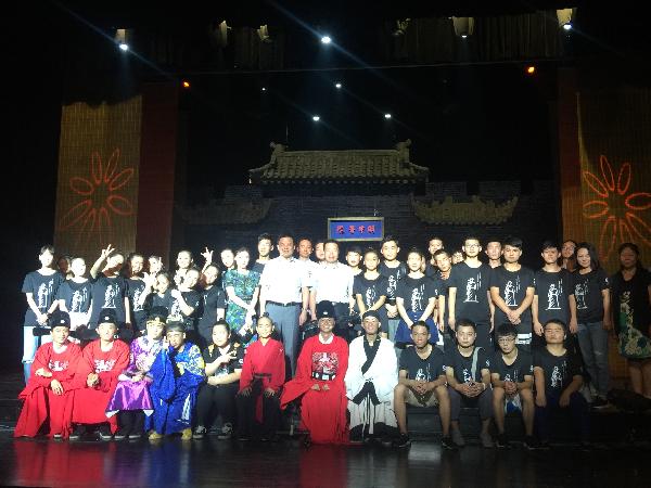 党委书记雷英杰、副校长韩权看望剧团演职人员 党委书记雷英杰、副校长韩权看望剧团演职人员